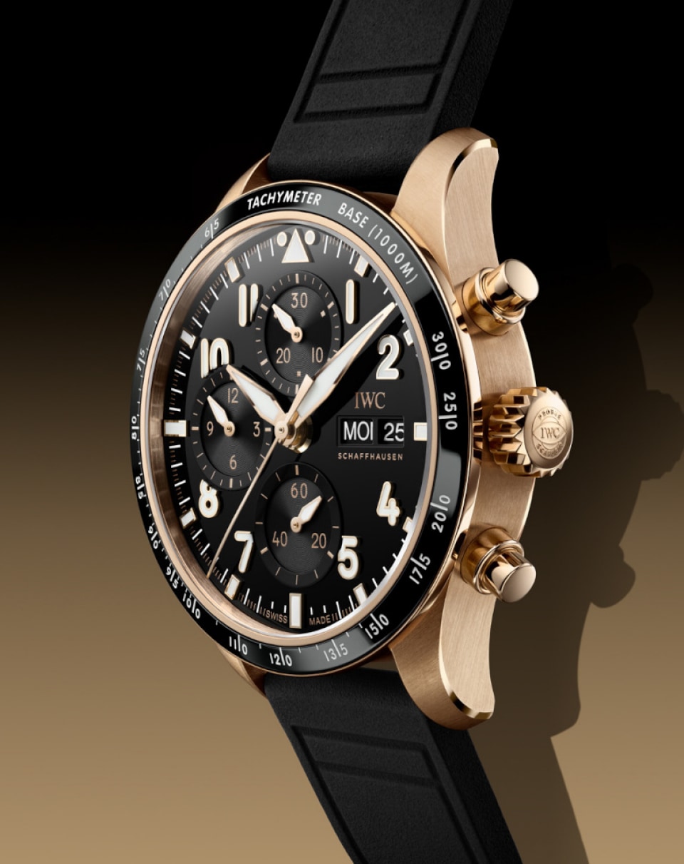 IWC Pilot’s Watch Performance Chronograph 41 с черным циферблатом, корпусом из 18-каратного золота 5N и черным каучуковым ремешком.
