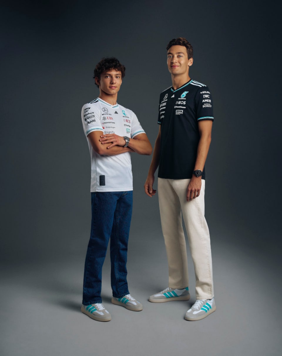Пилоты команды Mercedes-AMG PETRONAS Formula One™ и амбассадоры бренда IWC Андреа Кими Антонелли и Джордж Рассел в часах IWC.