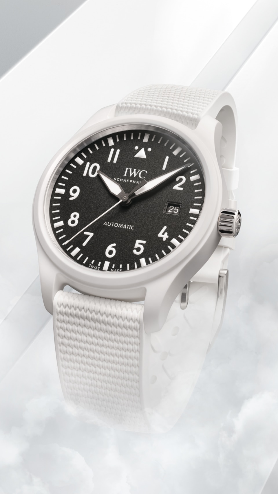 Montre d’Aviateur Automatic 41 TOP GUN Lake Tahoe avec cadran noir, boîtier en céramique blanche et bracelet en caoutchouc blanc sur un fond blanc brumeux.