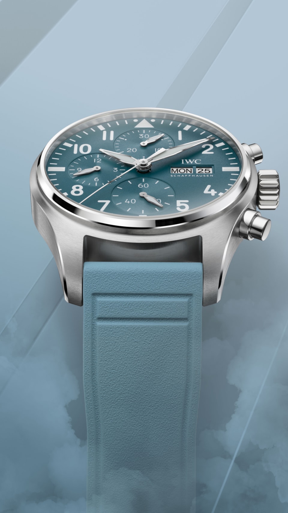 Montre d’Aviateur Chronographe 41 avec un cadran bleu clair , un bracelet en caoutchouc bleu clair et un boîtier en acier m fin sur un fond bleu brumeux.